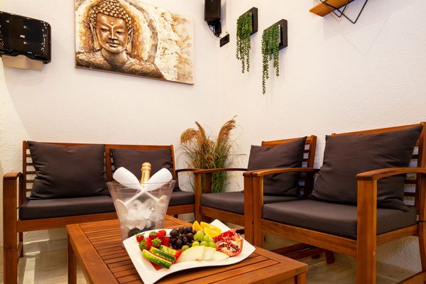 Sitzlounge SPA Bereich Sitzlounge mit Sekt und Früchten